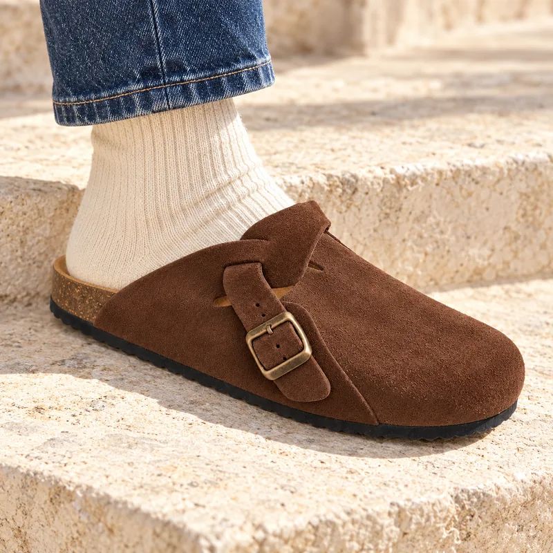 Mule fermée en daim, coloris Marron, en situation